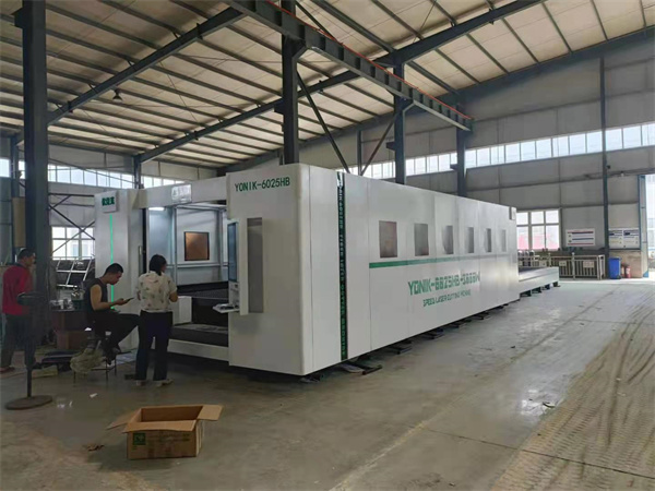 大包圍交換平臺激光切板機3